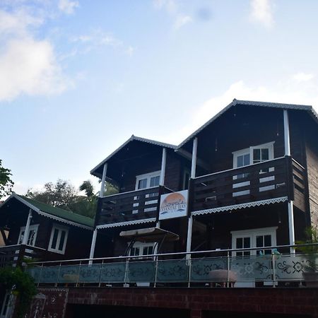 Coastal Bay Inn Алібаґ Екстер'єр фото