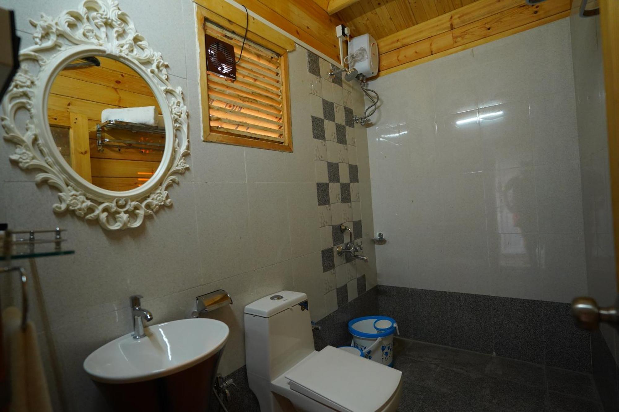 Coastal Bay Inn Алібаґ Екстер'єр фото