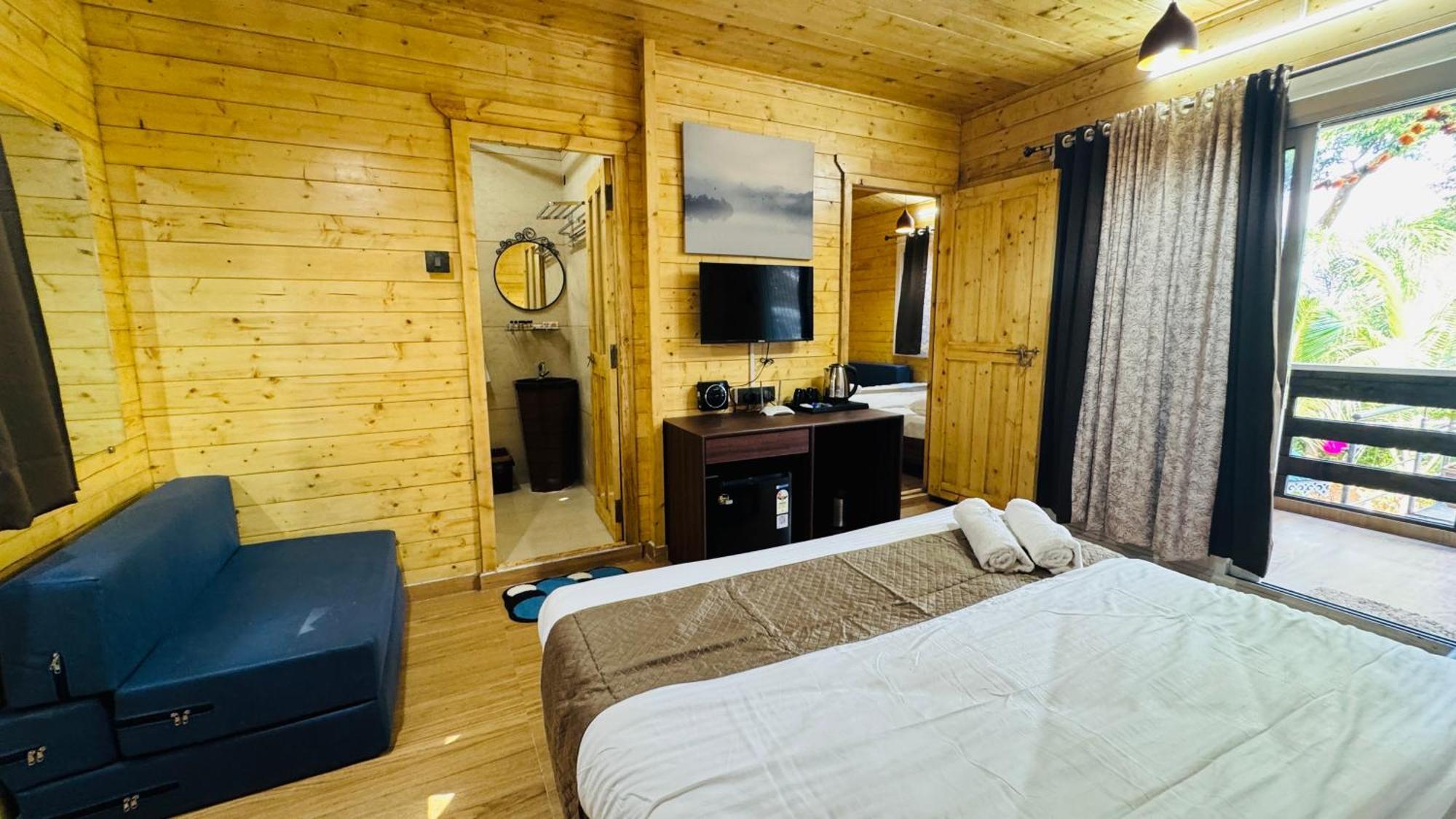 Coastal Bay Inn Алібаґ Екстер'єр фото