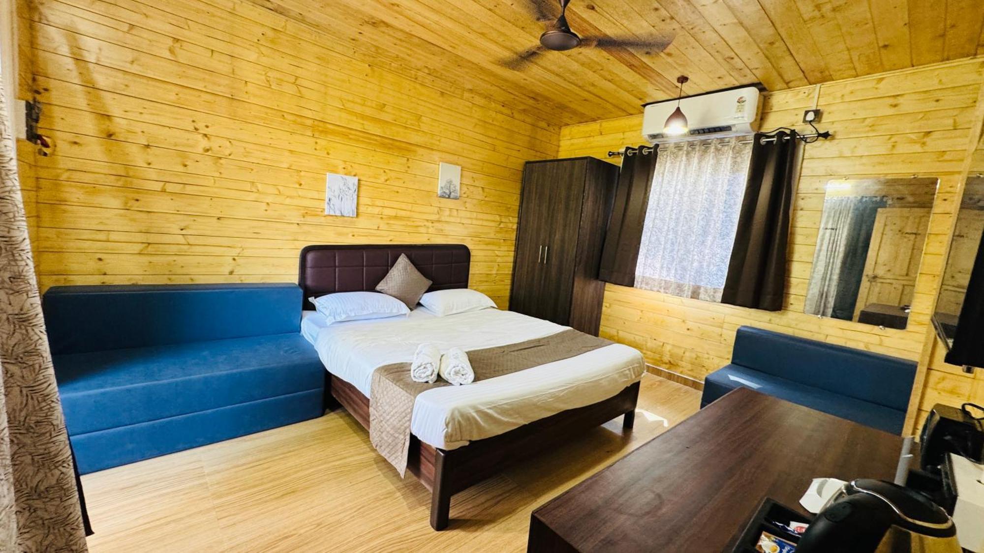 Coastal Bay Inn Алібаґ Екстер'єр фото