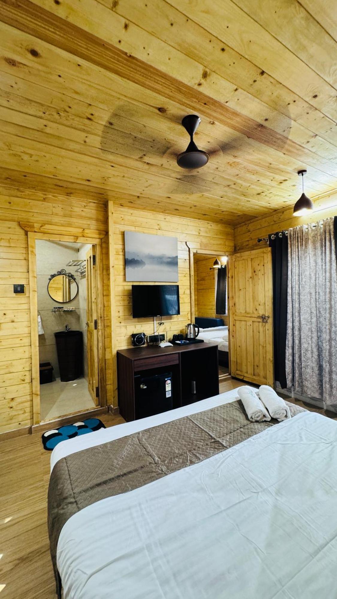 Coastal Bay Inn Алібаґ Екстер'єр фото